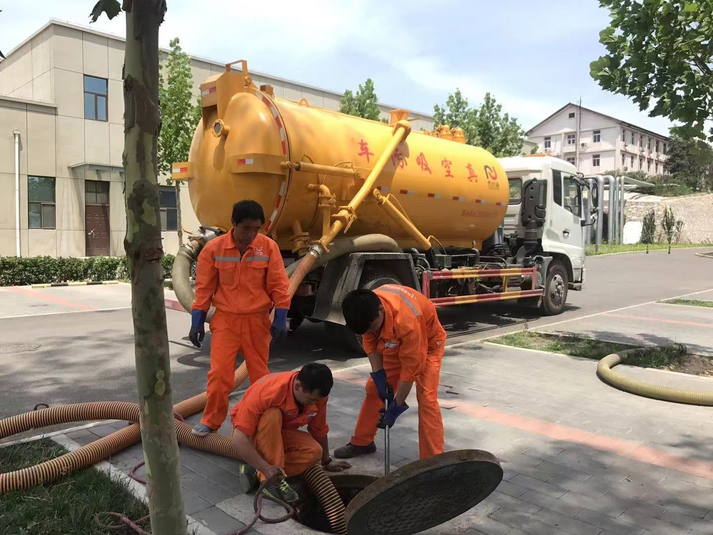 贵溪管道疏通车停在窨井附近