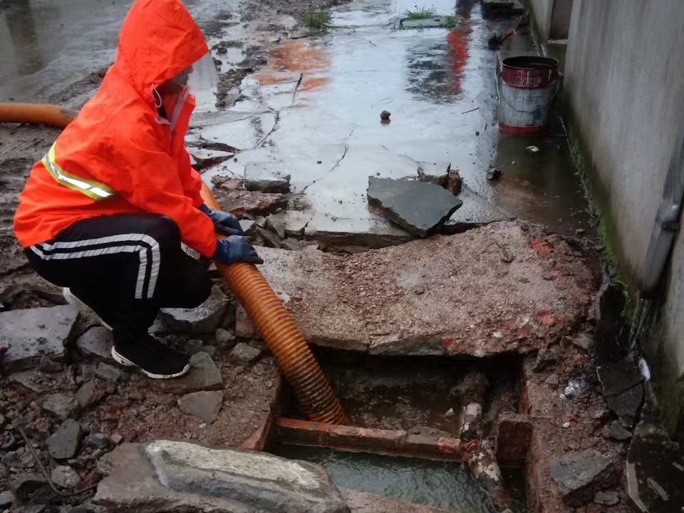 贵溪专业清理污水池 炜誉市政以规范流程守护城市 “肠道”